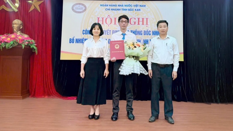 Giám đốc Ngân hàng Nhà nước tỉnh Bắc Kạn trao Quyết định bổ nhiệm cho ông Đinh Ngọc Tùng