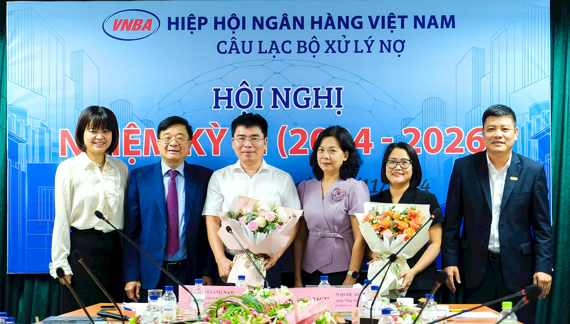 Ban Chủ nhiệm Câu lạc bộ AMC nhiệm kỳ III (2024-2026) chụp ảnh cùng các khách mời