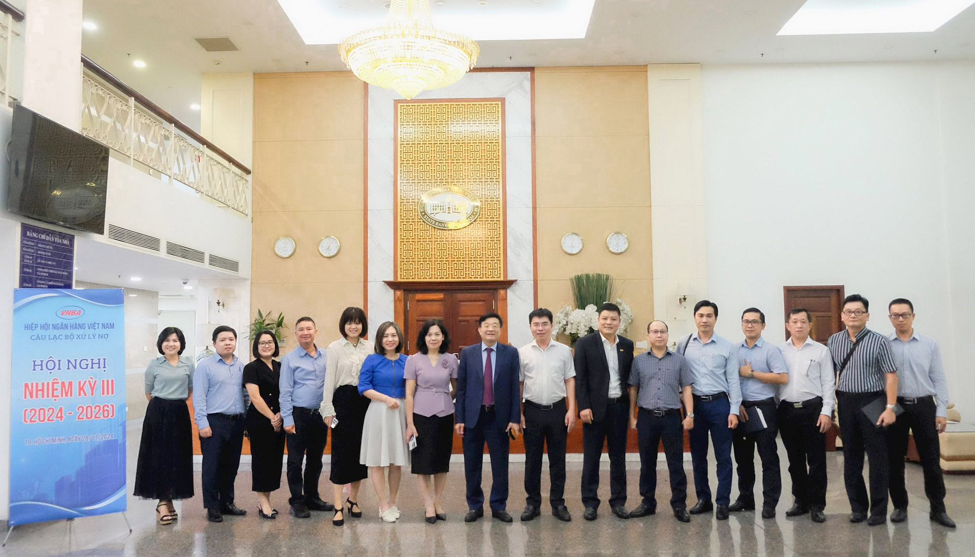 Các đại biểu tham dự Hội nghị nhiệm kỳ III (2024-2026) CLB AMC chụp ảnh lưu niệm