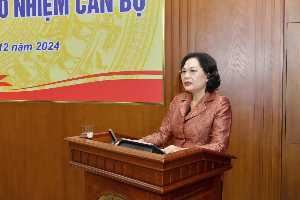 Thống đốc Nguyễn Thị Hồng phát biểu giao nhiệm vụ tới các lãnh đạo mới được bổ nhiệm