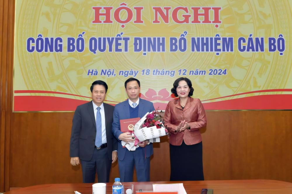 Thống đốc Nguyễn Thị Hồng và Phó Thống đốc Phạm Tiến Dũng chúc mừng ông Nguyễn Phi Lân - tân Vụ trưởng Vụ Dự báo, thống kê