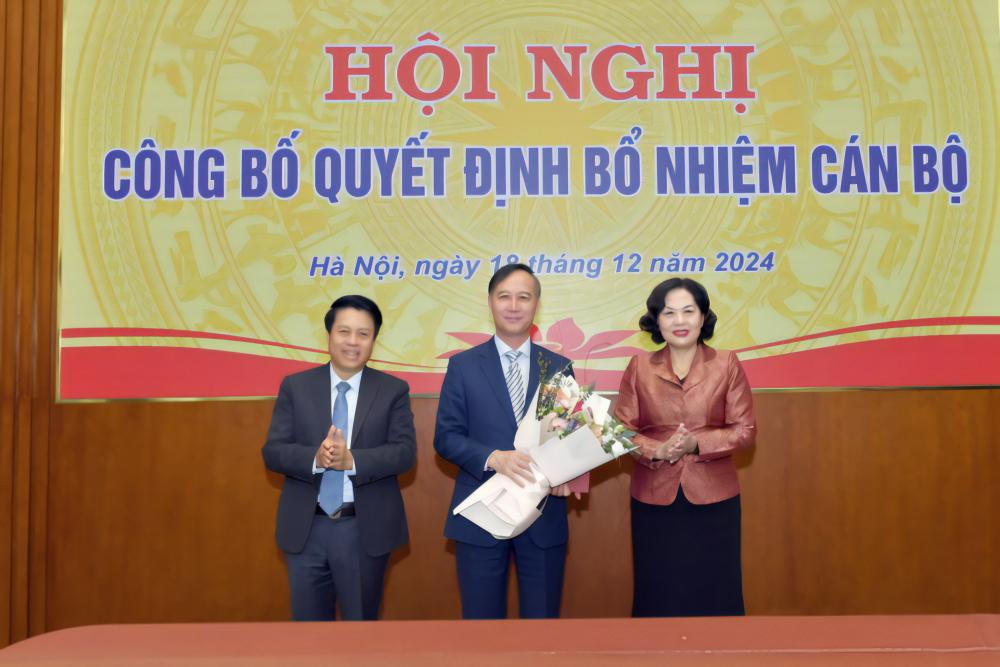 Thống đốc Nguyễn Thị Hồng và Phó Thống đốc Phạm Tiến Dũng chúc mừng ông Cao Văn Bình – tân Chủ tịch Hội đồng quản lý CIC