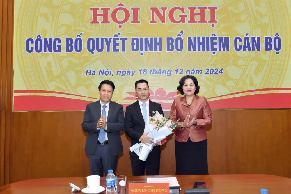Thống đốc Nguyễn Thị Hồng và Phó Thống đốc Phạm Tiến Dũng chúc mừng ông Trần Trung Dũng – tân Phó Tổng Giám đốc, Quyền Tổng Giám đốc CIC