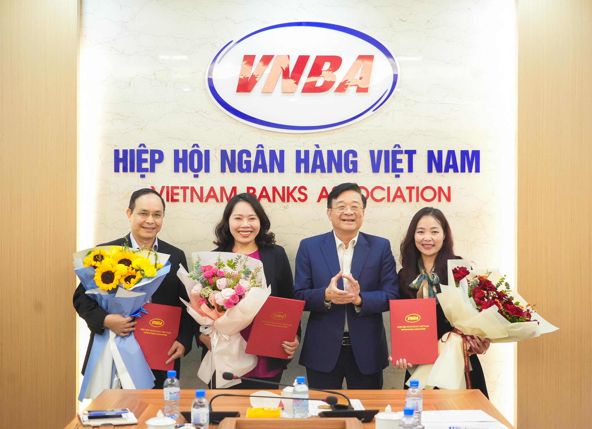 TS. Nguyễn Quốc Hùng trao quyết định bổ nhiệm và tặng hoa lãnh đạo một số Ban, đơn vị chuyên môn thuộc Cơ quan Thường trực VNBA
