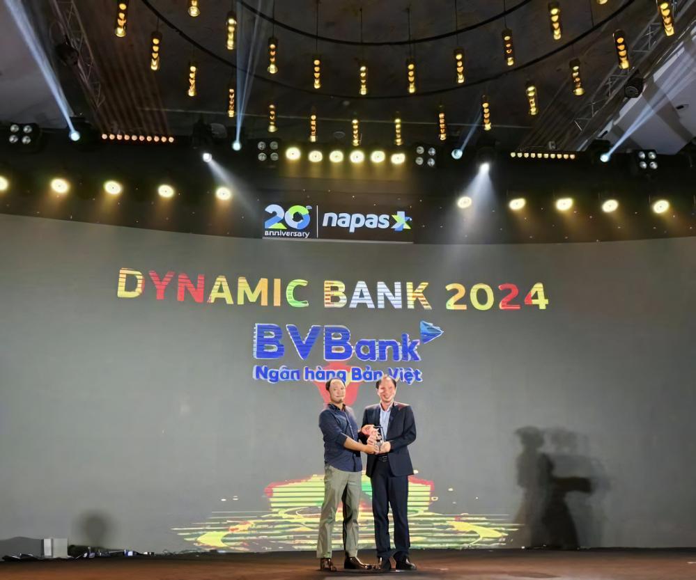 Ông Phan Việt Hải - Phó Tổng Giám Đốc BVBank (bên phải) nhận kỷ niệm chương giải “Dynamic Bank 2024” từ đại diện Napas