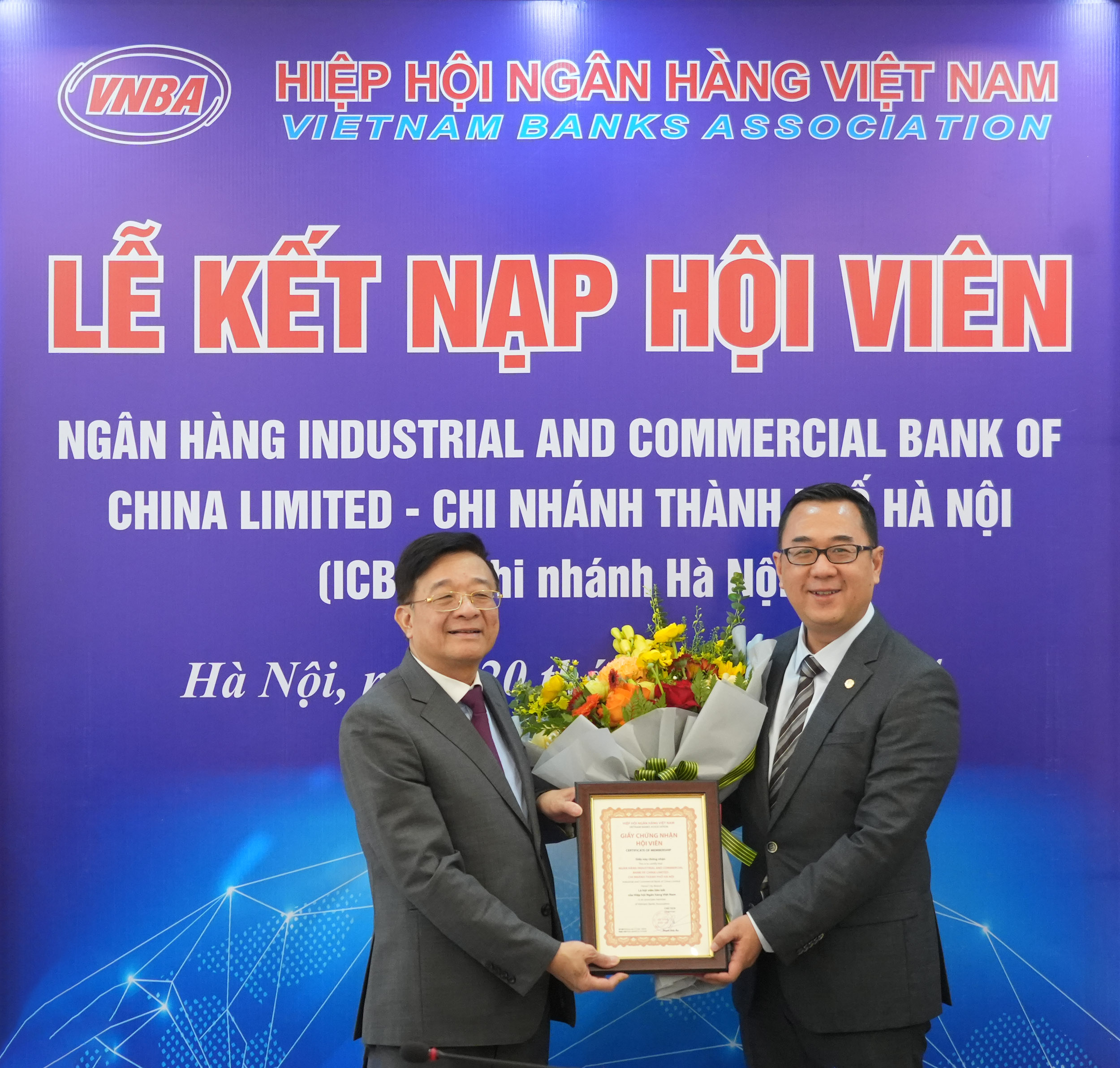 Phó Chủ tịch kiêm Tổng Thư ký Nguyễn Quốc Hùng trao giấy chứng nhận và quyết định kết nạp hội viên liên kết cho ICBC chi nhánh Hà Nội