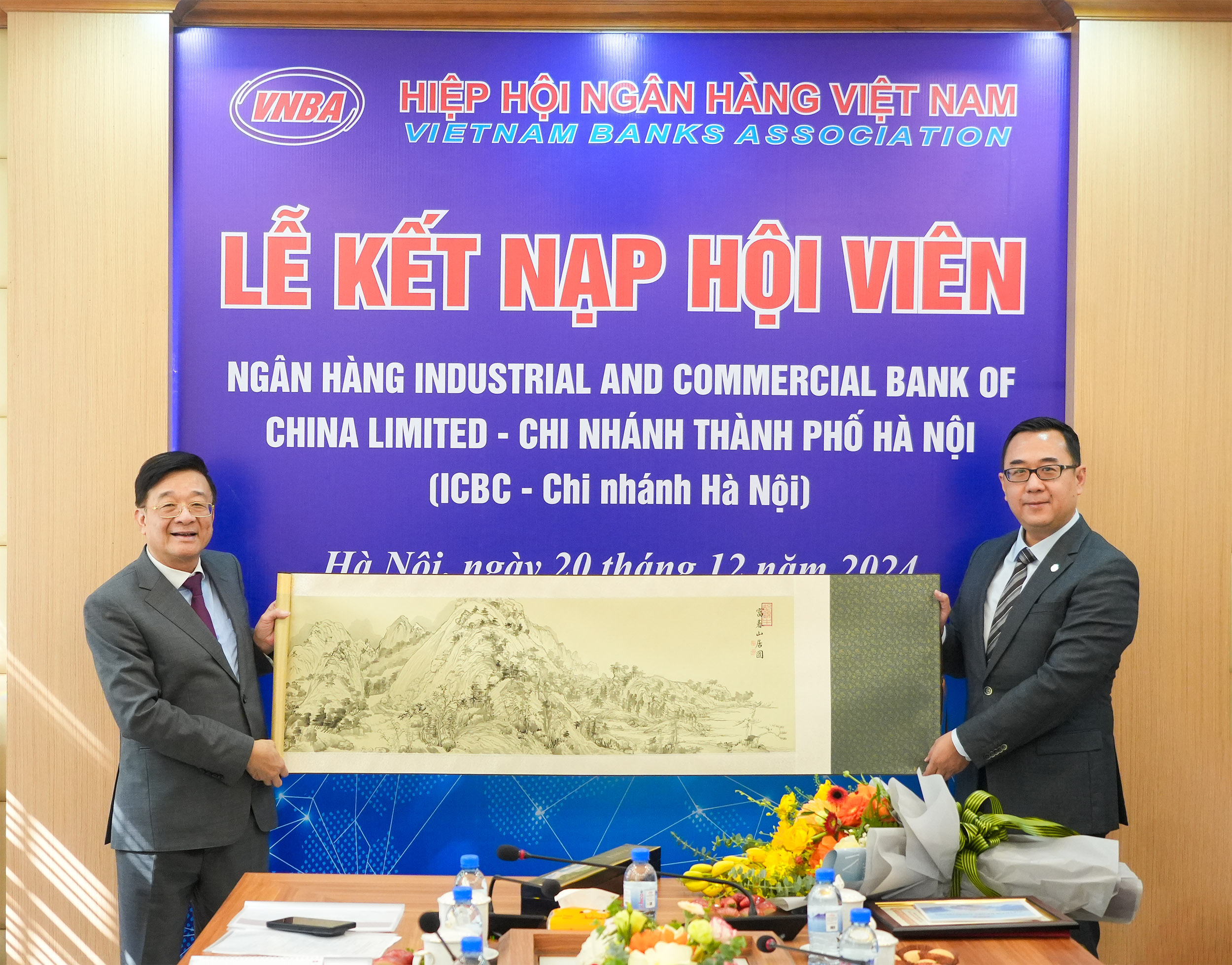Ông Pang Liang - Phó Tổng Giám đốc ICBC chi nhánh Hà Nội tặng quà lưu niệm tới ông Nguyễn Quốc Hùng - Phó Chủ tịch kiêm Tổng Thư ký Hiệp hội Ngân hàng Việt Nam
