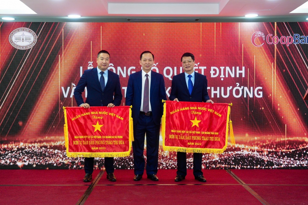 Phó Thống đốc Đào Minh Tú trao cơ thi đua của NHNN cho các đơn vị