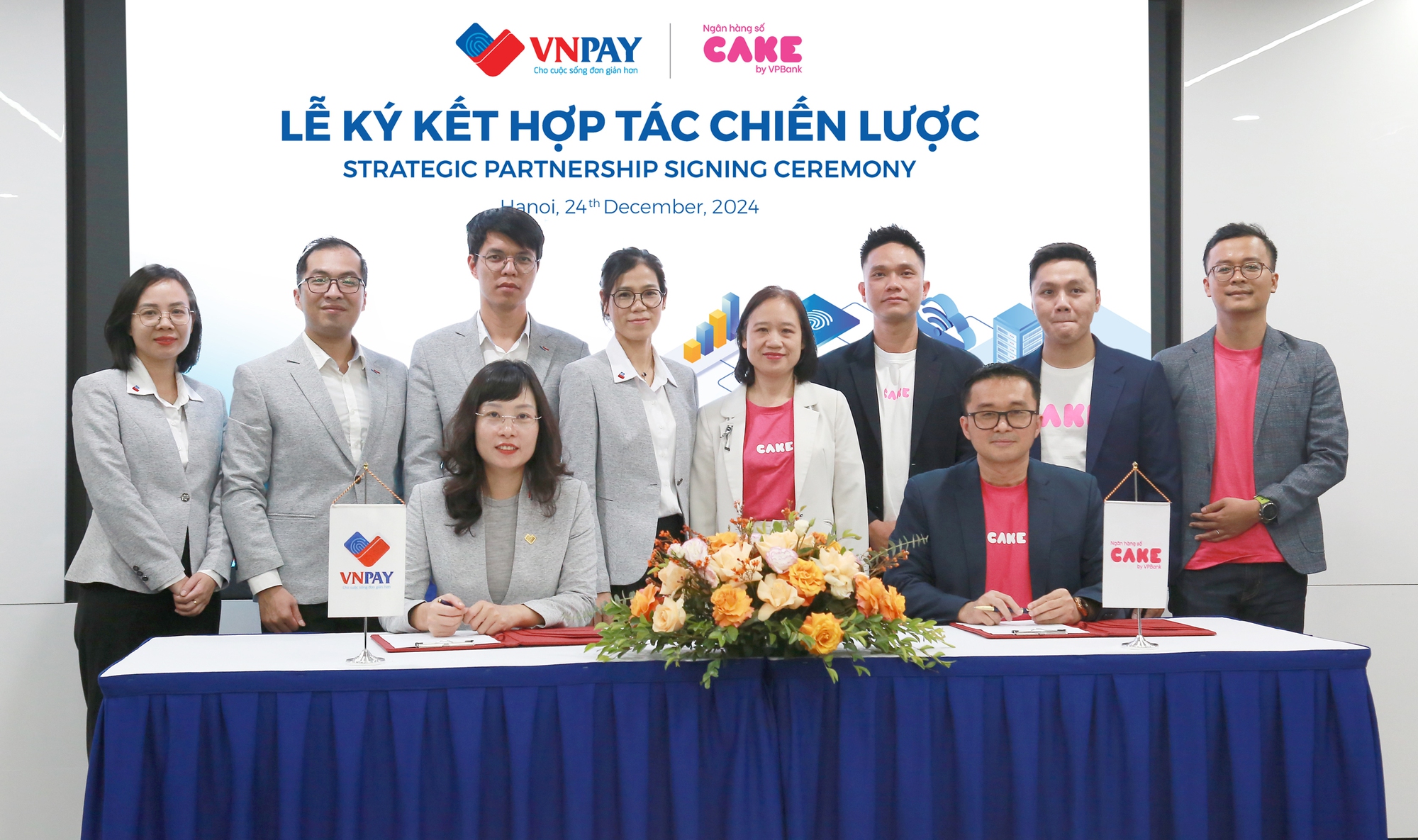 Đại diện VNPAY và Ngân hàng số Cake thực hiện nghi thức ký kết hợp tác chiến lược