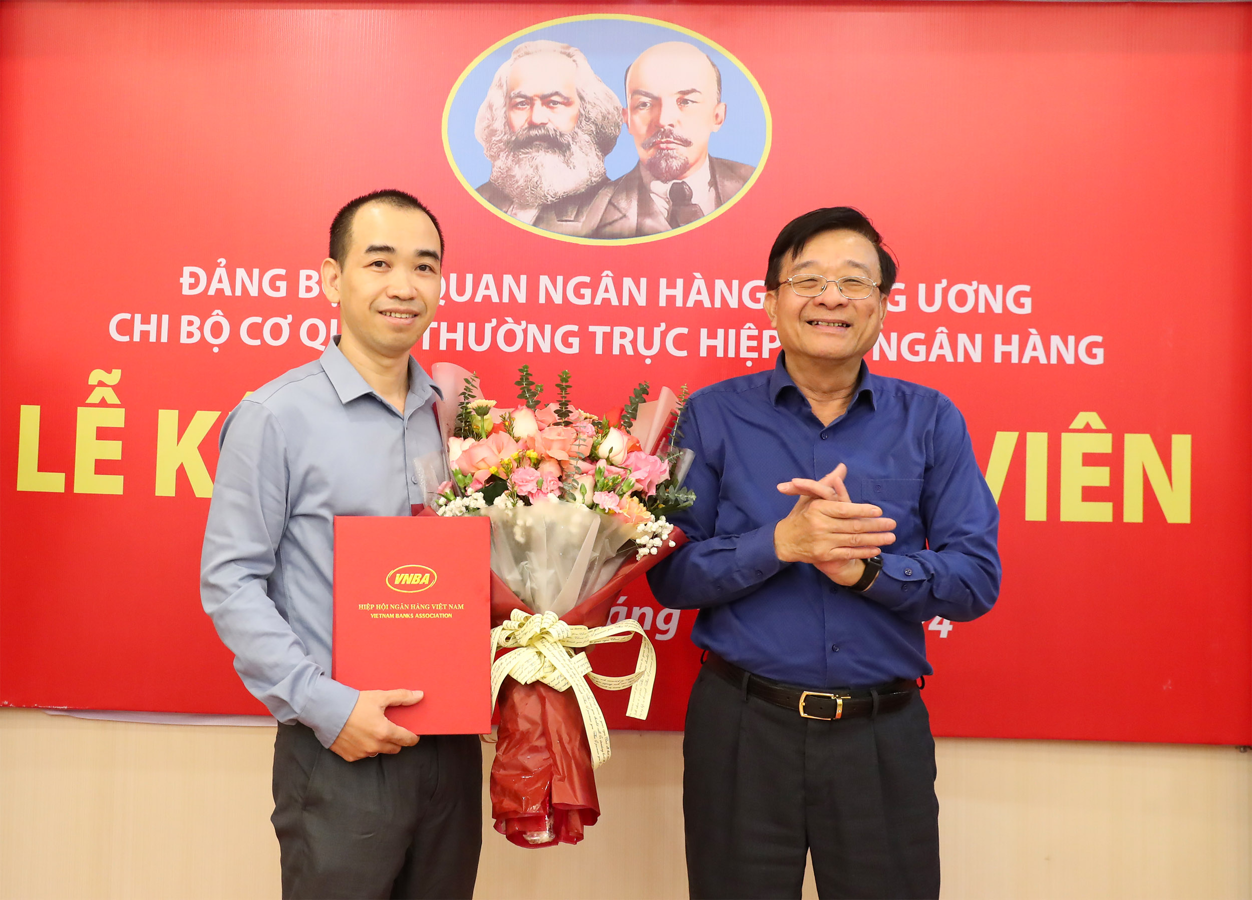 TS Nguyễn Quốc Hùng trao quyết định và tặng hoa cho đồng chí Lê Thanh Hải