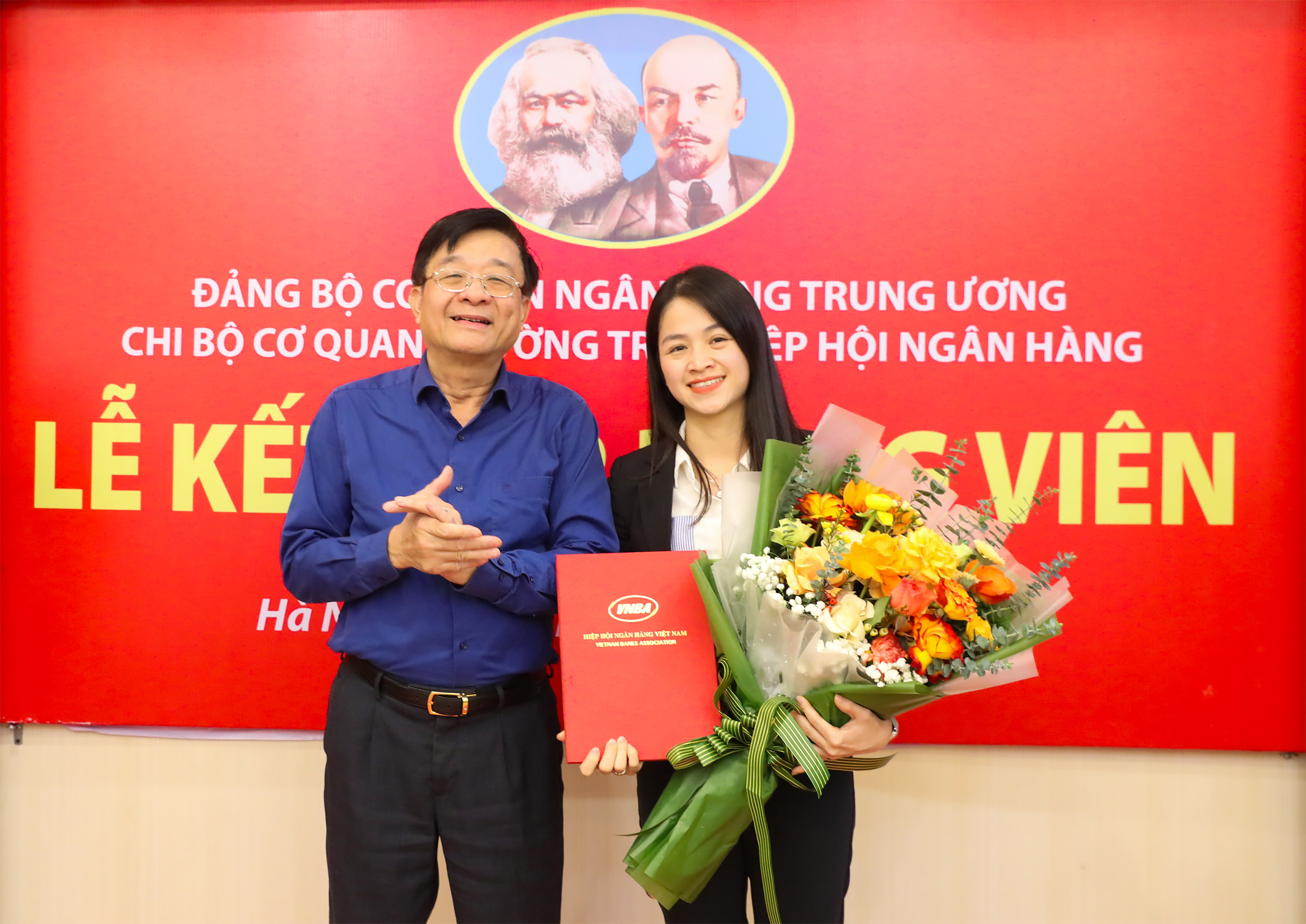 TS Nguyễn Quốc Hùng trao quyết định và tặng hoa cho đồng chí Nguyễn Thị Huyền