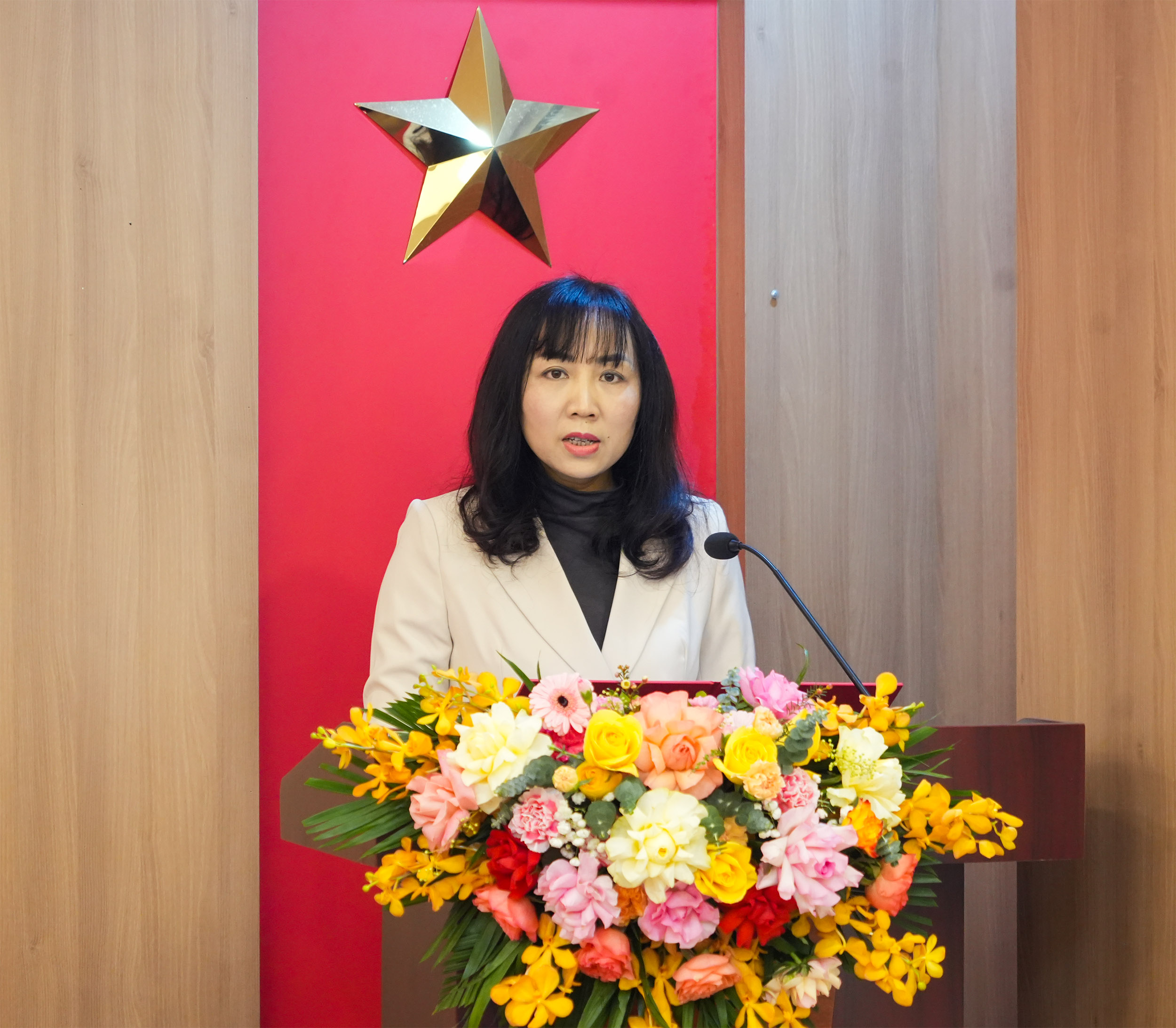 Đồng chí Nguyễn Thị Thanh Hương, Phó Bí thư Chi bộ, Phó Tổng biên tập Tạp chí Thị trường Tài chính Tiền tệ