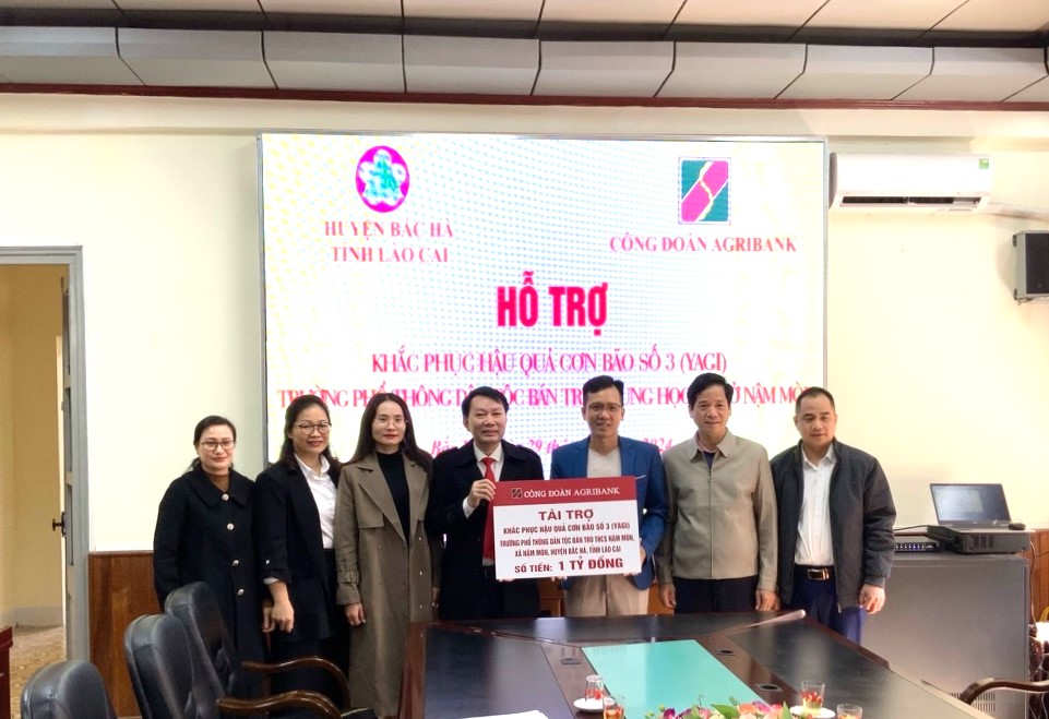 Agribank Lào Cai hỗ trợ trường phổ thông dân tộc bán trú THCS xã Nậm Mòn