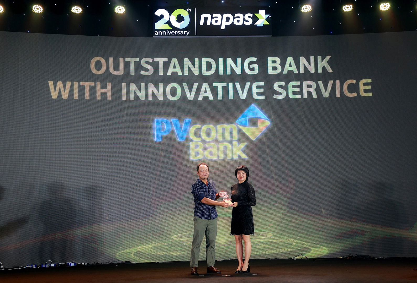 Bà Nguyễn Thúy Hạnh - Phó Tổng Giám đốc, Giám đốc Khối Khách hàng cá nhân PVcomBank nhận giải thưởng tại Hội nghị Tổ chức thành viên NAPAS 2024