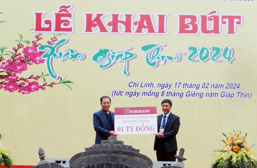 Đại diện ban lãnh đạo Agribank, đ/c Đoàn Ngọc Lưu - Phó Tổng Giám đốc Agribank trao tặng 01 tỷ đồng cho Quỹ Khuyến học TP Chí Linh