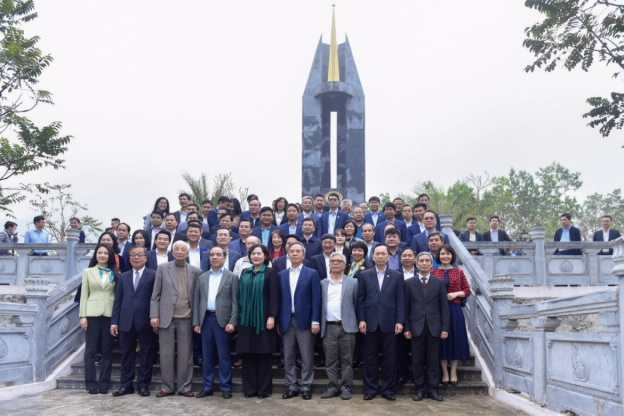 Thống đốc NHNN Nguyễn Thị Hồng và Đoàn công tác thắp hương bày tỏ tấm lòng thành kính đến các thế hệ đi trước