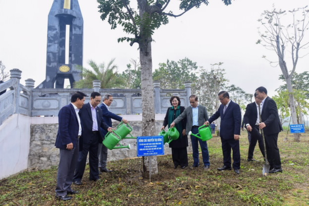 Thống đốc và Đoàn công tác ngành Ngân hàng trồng cây tại Khu di tích lịch sử