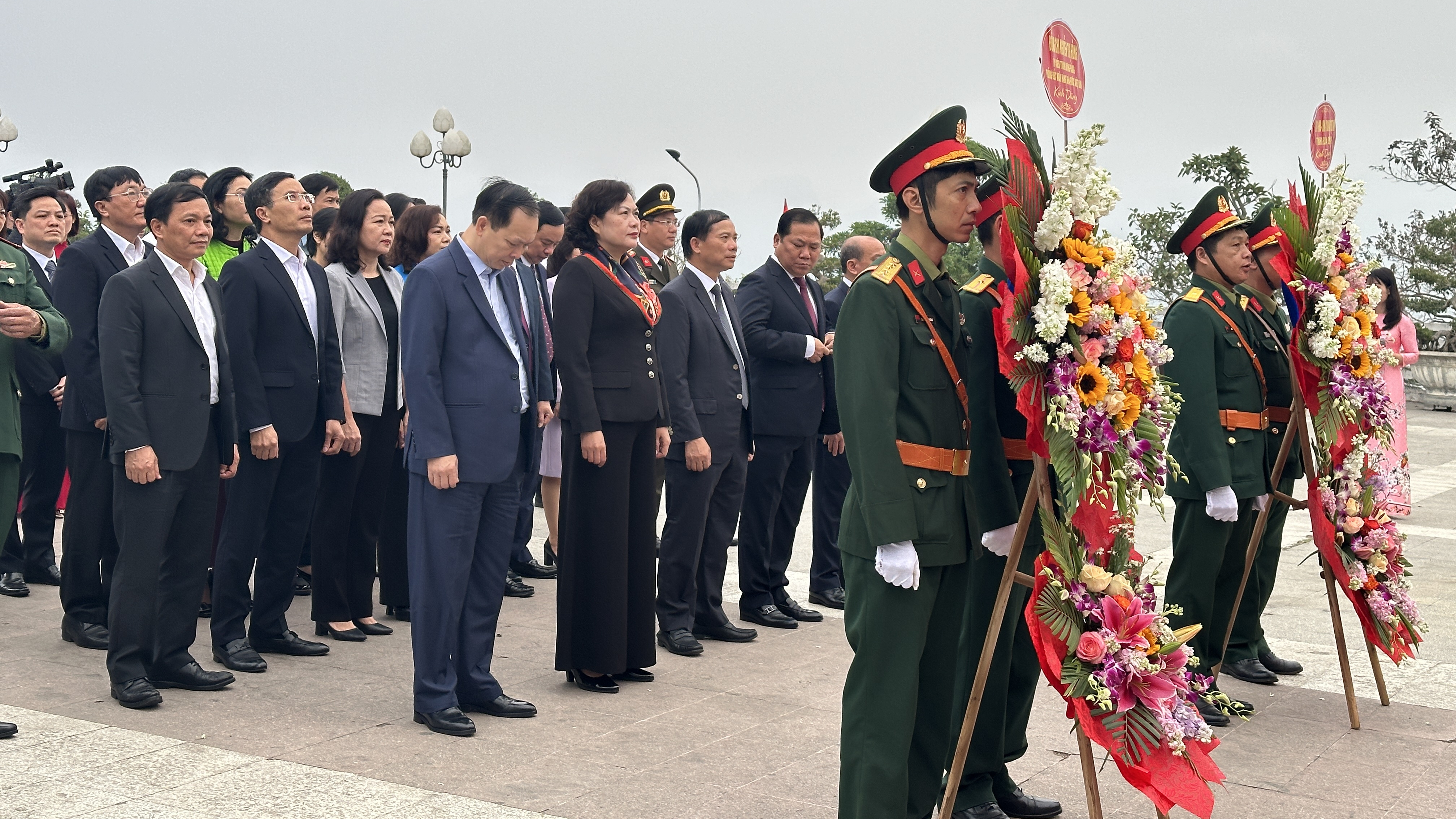 Đoàn công tác của NHNN Việt Nam dâng hương tưởng niệm tại Tượng đài Bác Hồ