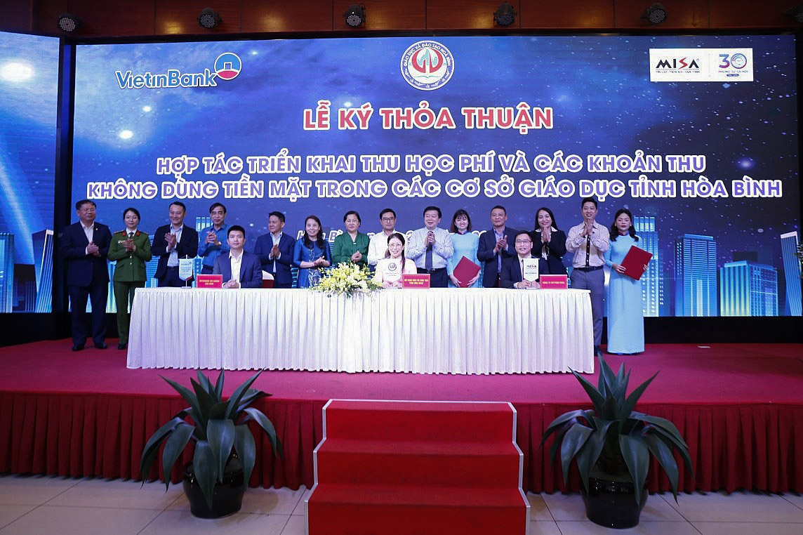 VietinBank Hòa Bình triển khai thu học phí không dùng tiền mặt