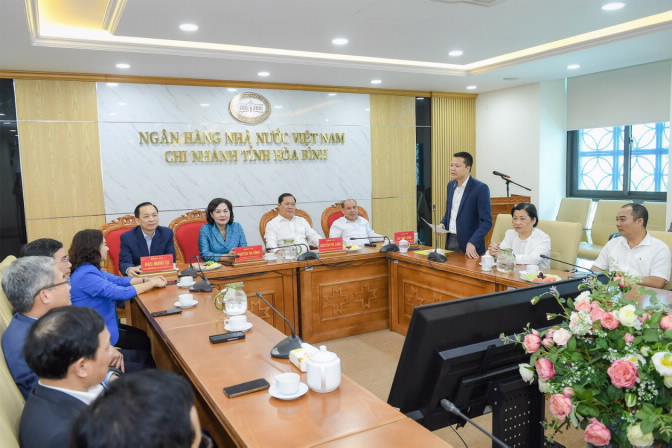 Lãnh đạo NHNN chi nhánh tỉnh Hòa Bình báo cáo tình hình hoạt động của các TCTD trên địa bàn
