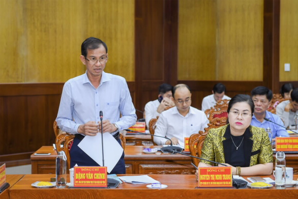 Đồng chí Đặng Văn Chính - Phó Chủ tịch Thường trực UBND tỉnh Vĩnh Long báo cáo tại buổi làm việc