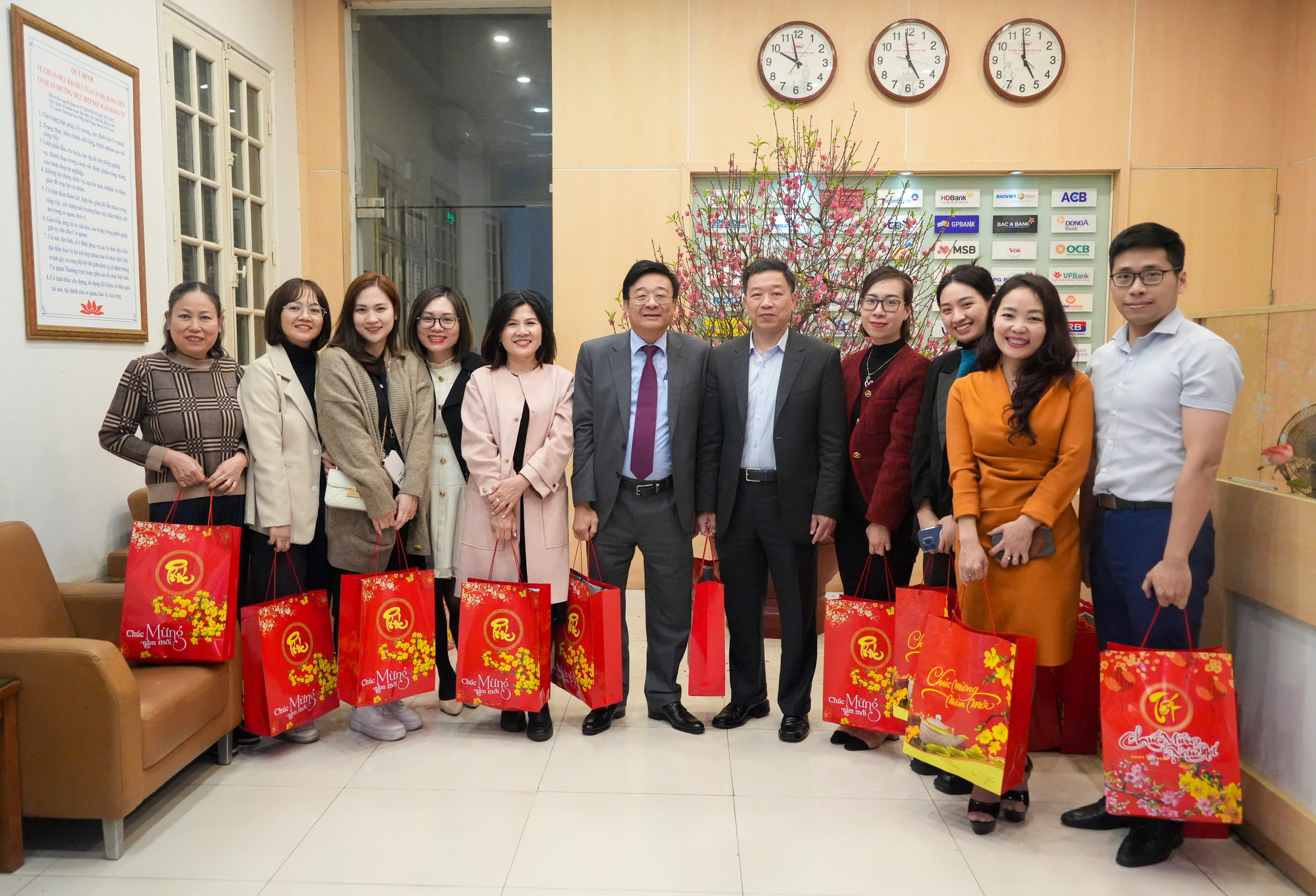 Công đoàn Hiệp hội Ngân hàng Việt Nam trao quà Tết đến cán bộ đoàn viên, người lao động