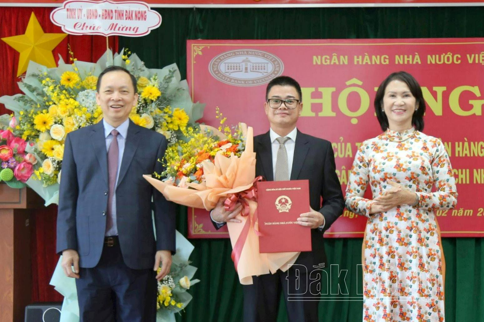Phó Thống đốc Thường trực Ngân hàng Nhà nước Việt Nam Đào Minh Tú trao quyết định bổ nhiệm Giám đốc Chi nhánh Ngân hàng Nhà nước tỉnh Đắk Nông đối với ông Phạm Thanh Tình