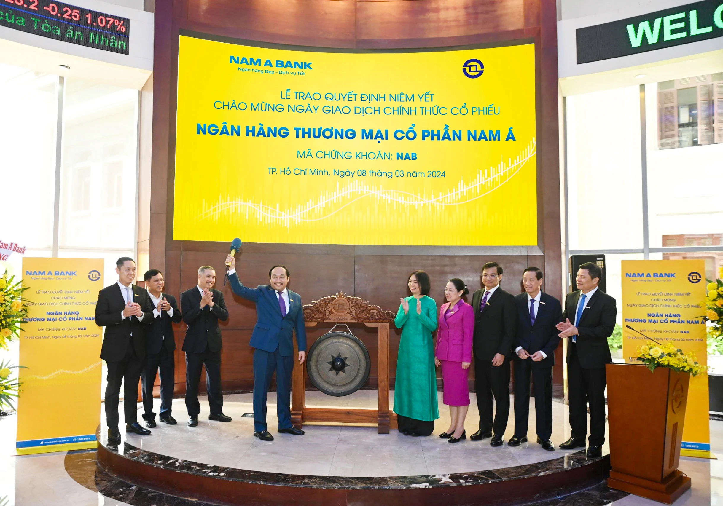 Đại diện Nam A Bank thực hiện nghi lễ đánh cồng - báo hiệu giờ giao dịch chính thức đầu tiên của cổ phiếu NAB trên sàn HoSE