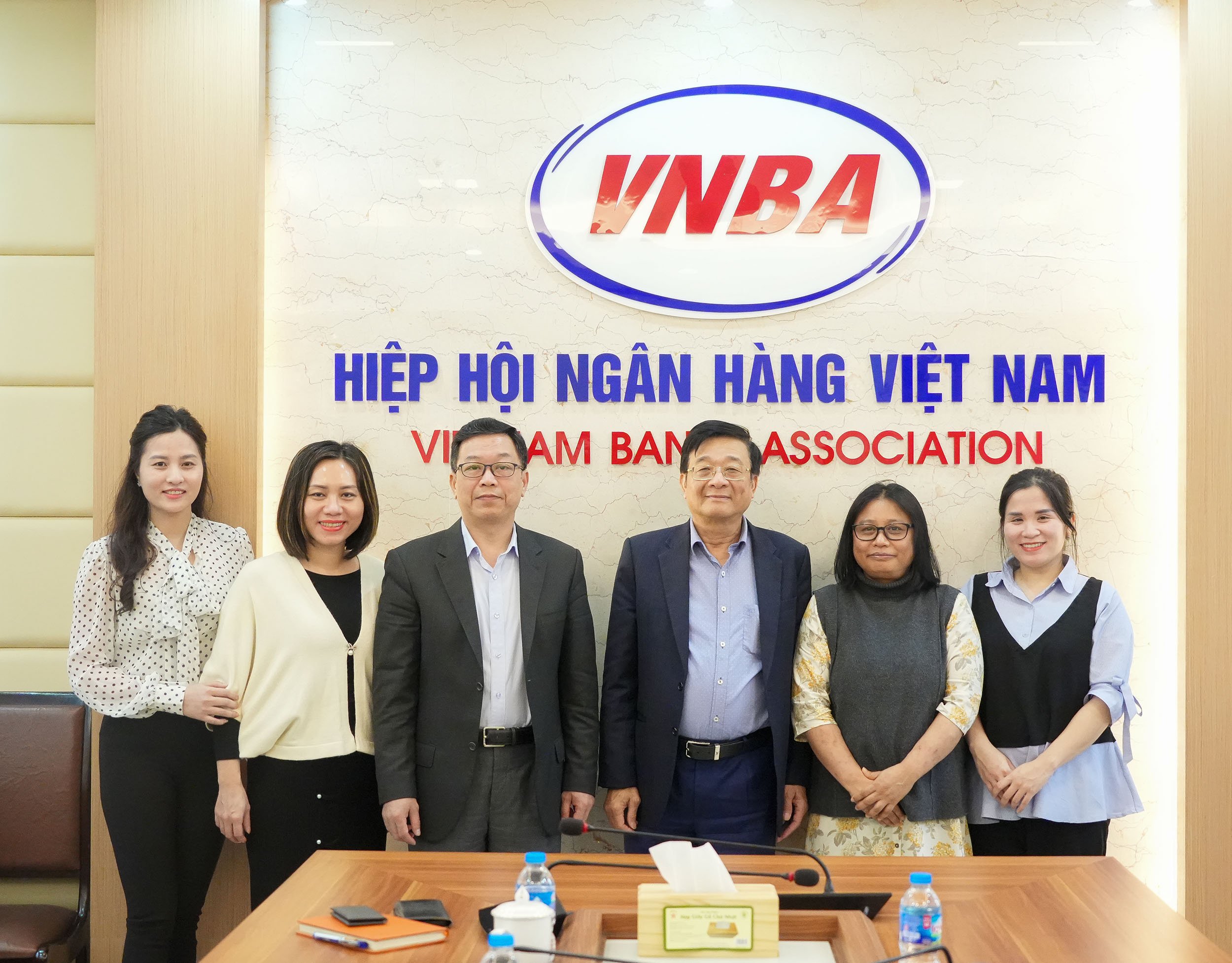 TS Nguyễn Quốc Hùng chụp ảnh cùng Đại Sứ quán Ấn Độ