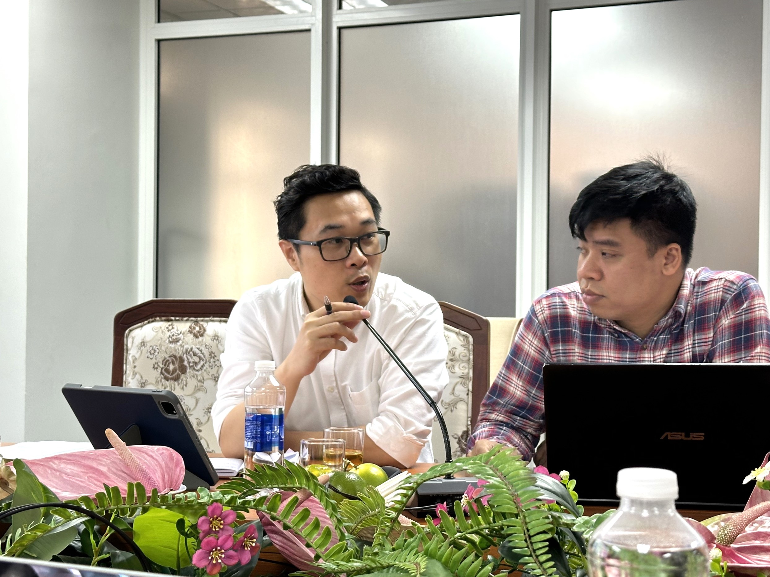 Đại diện UB Group hướng dẫn triển khai 4 cuộc thi bên lề tới các TCHV
