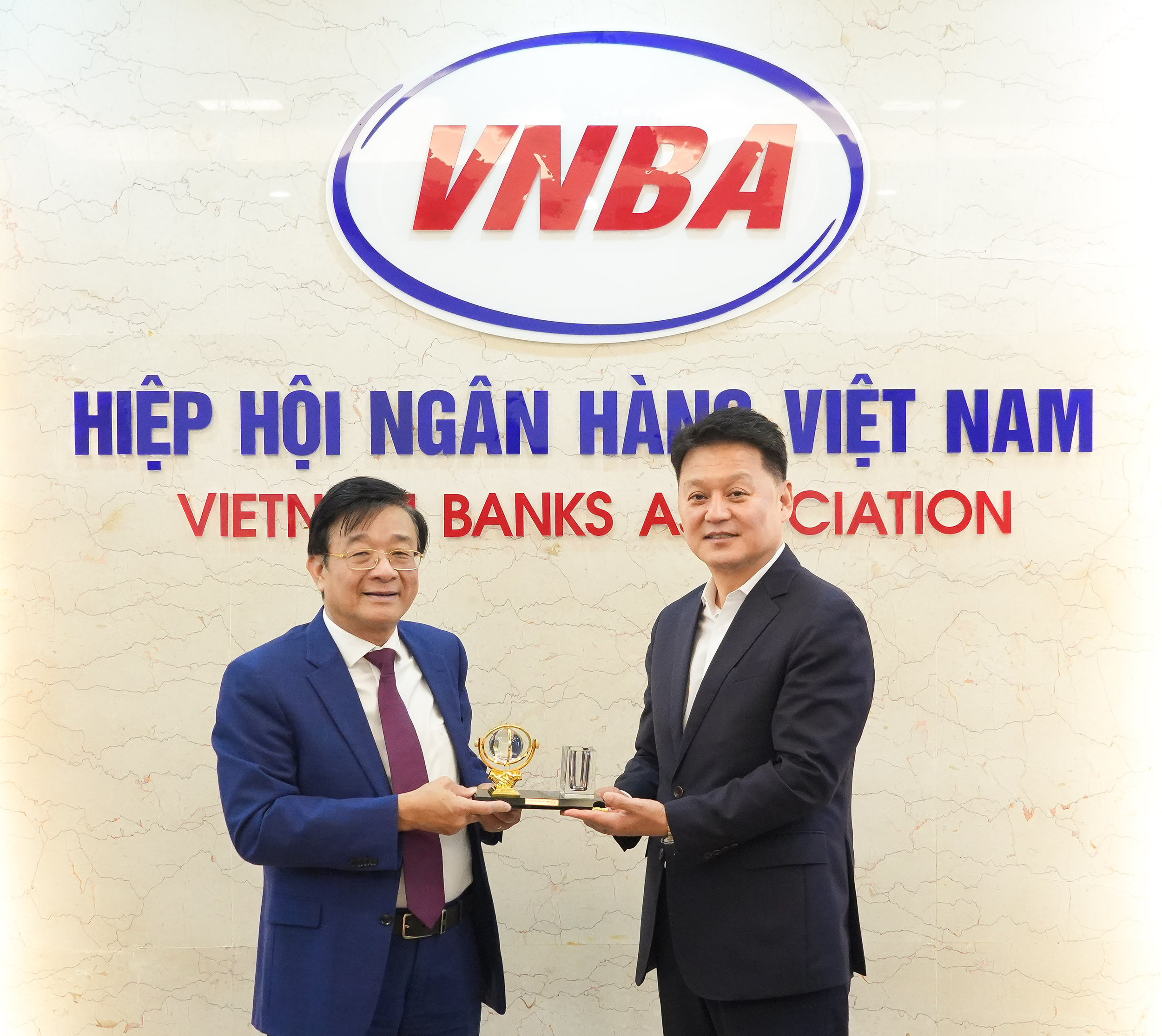 Lãnh đạo 2 Hiệp hội Ngân hàng trao tặng quà và chụp ảnh lưu niệm