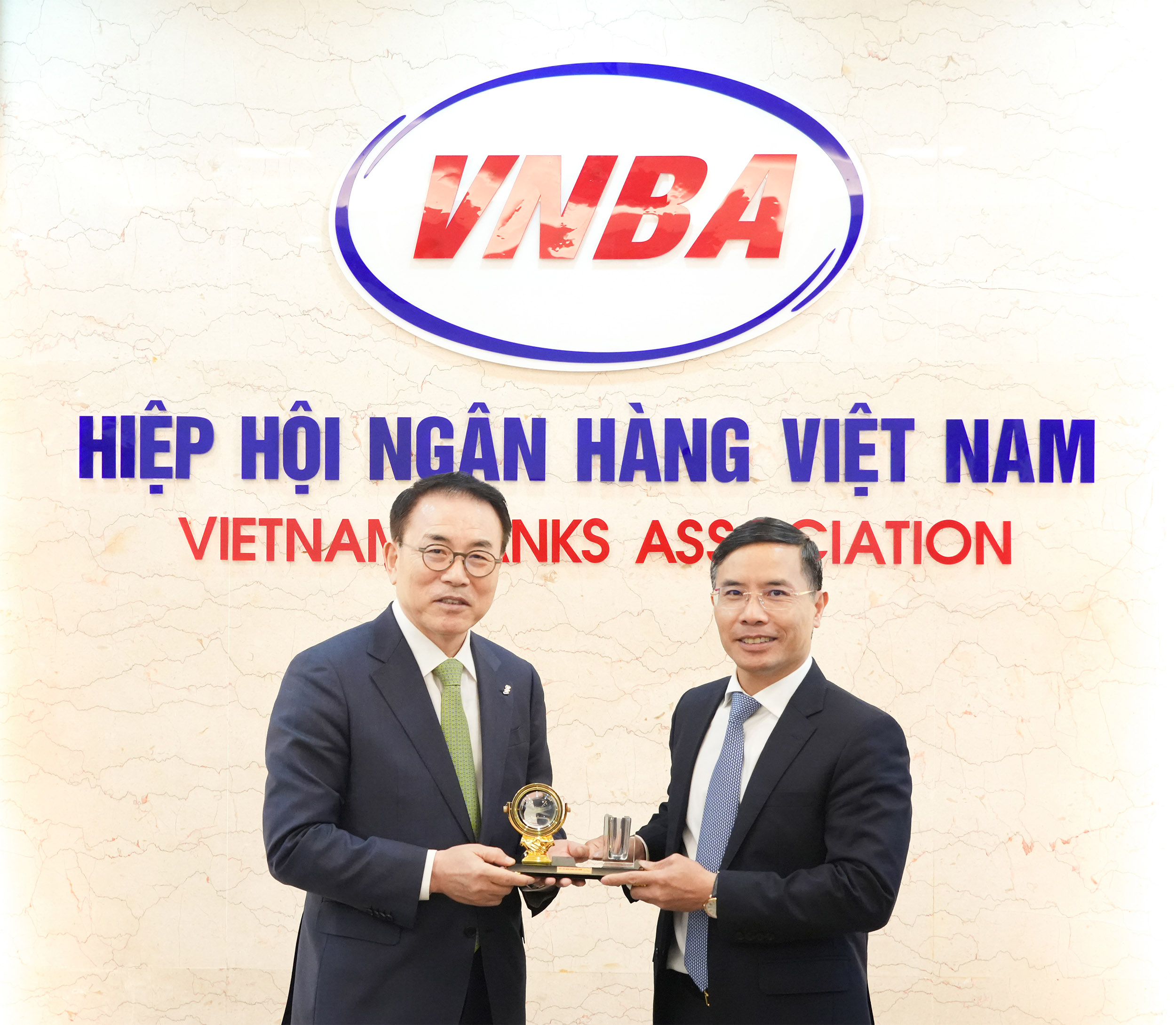 Lãnh đạo 2 Hiệp hội Ngân hàng trao tặng quà và chụp ảnh lưu niệm