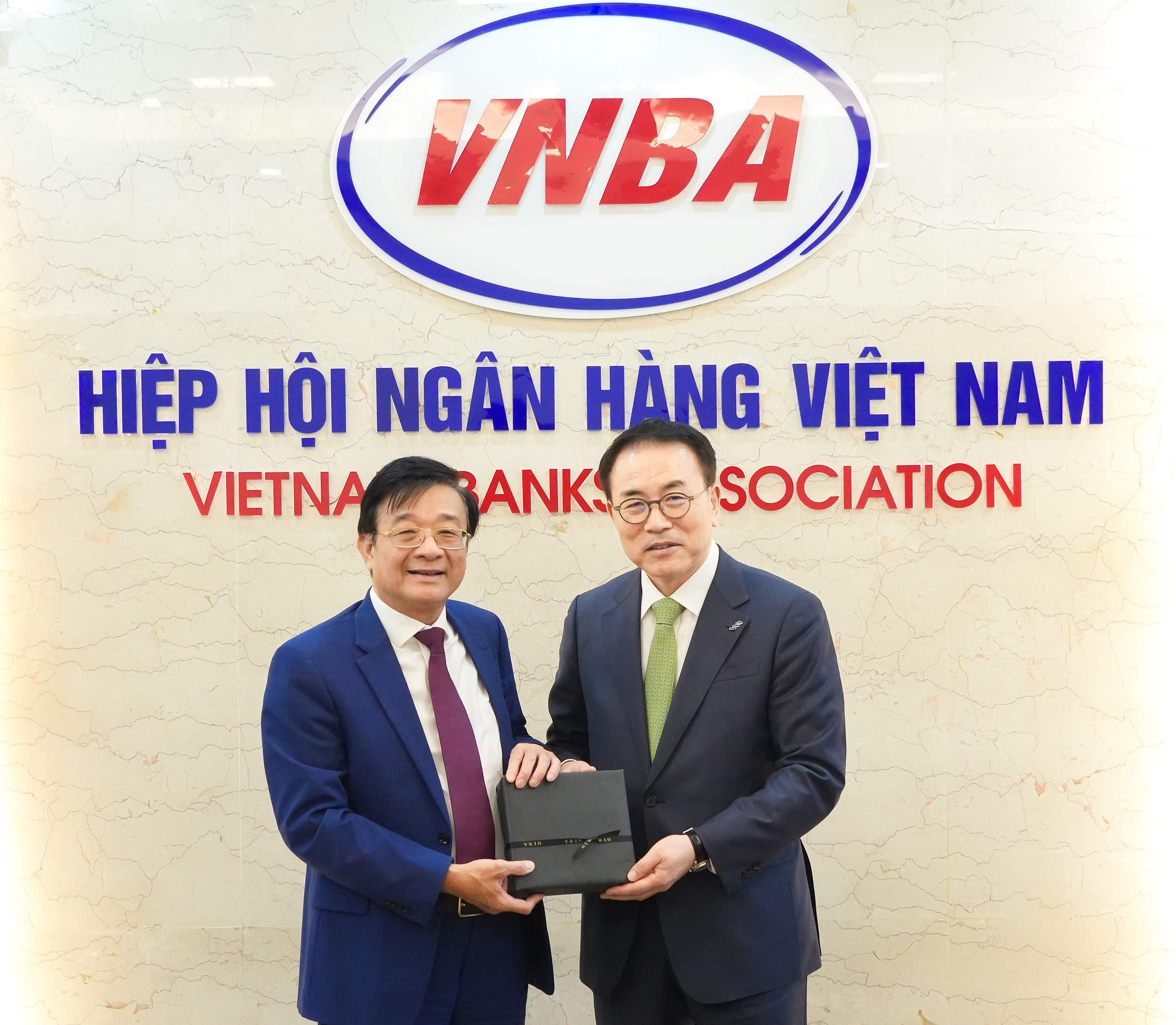 Lãnh đạo 2 Hiệp hội Ngân hàng trao tặng quà và chụp ảnh lưu niệm