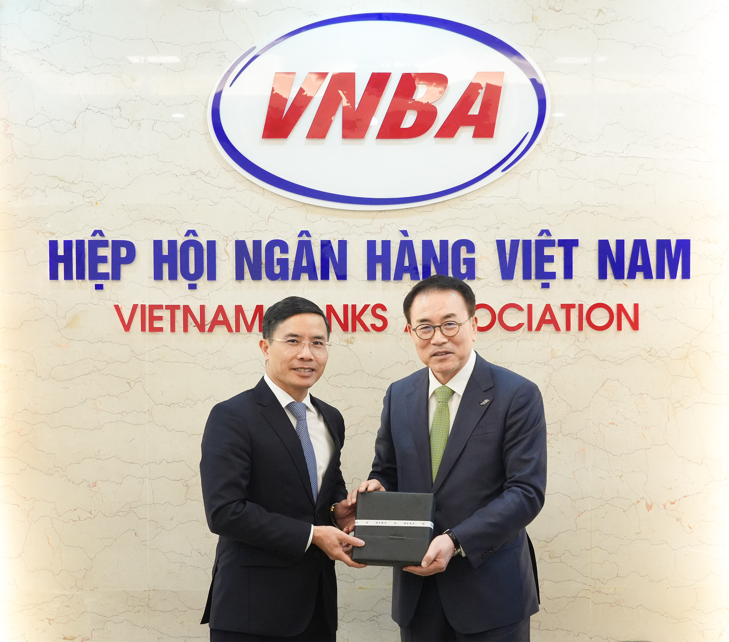 Lãnh đạo 2 Hiệp hội Ngân hàng trao tặng quà và chụp ảnh lưu niệm