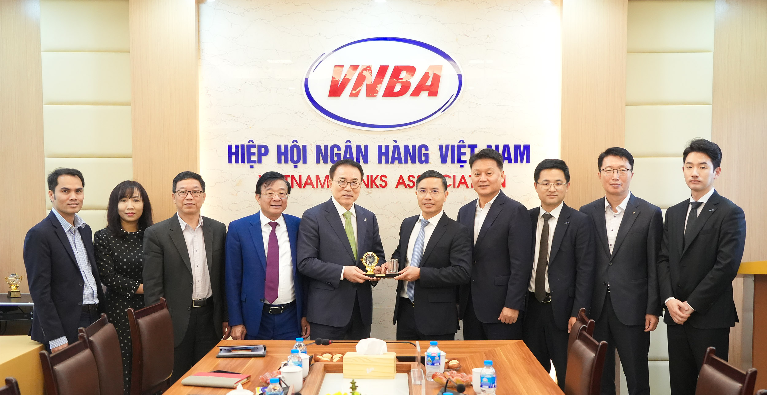 Lãnh đạo 2 Hiệp hội Ngân hàng trao tặng quà và chụp ảnh lưu niệm