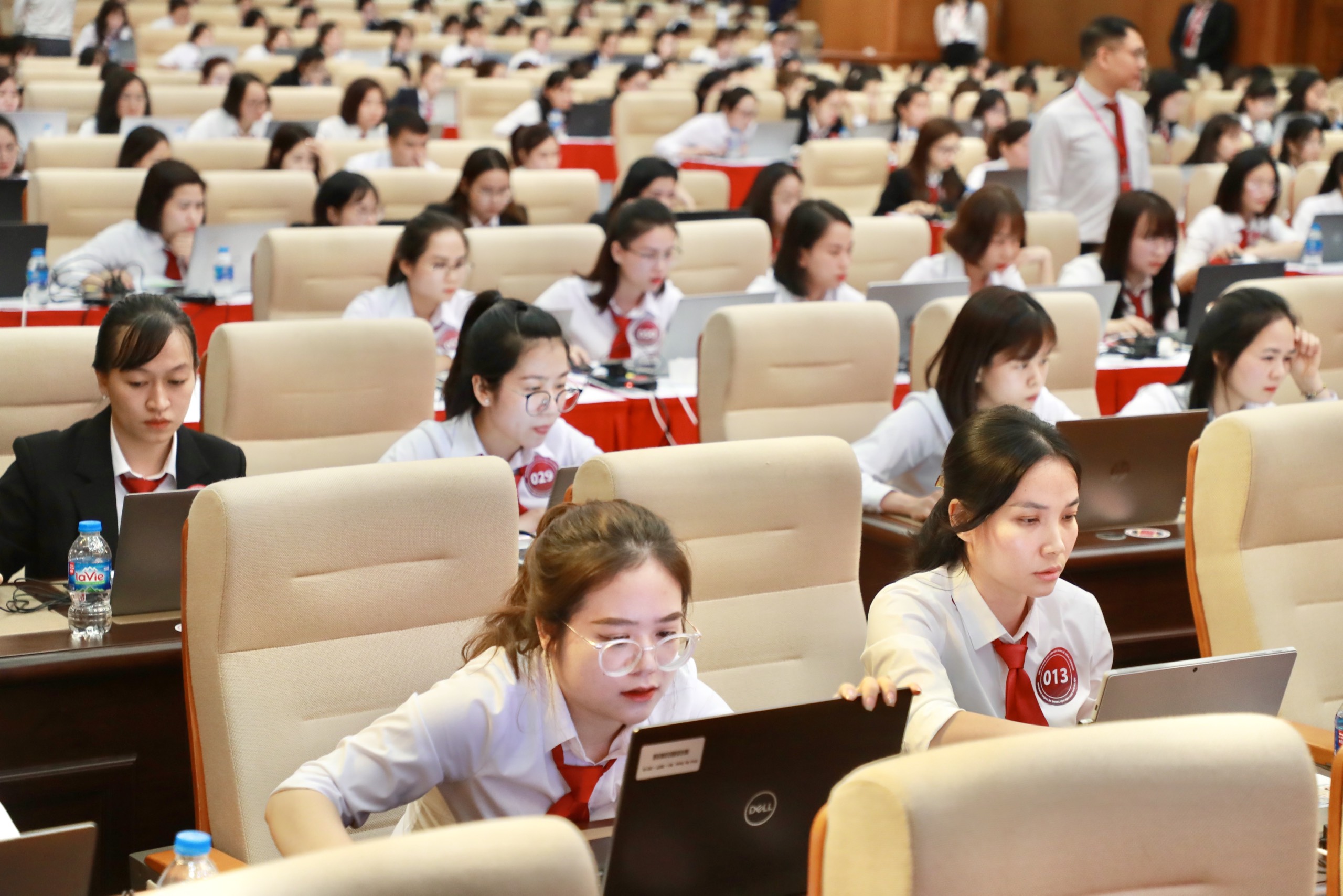Các thí sinh tham gia Vòng 1- Khởi động để chọn tiếp 50 thí sinh vào vòng sau.