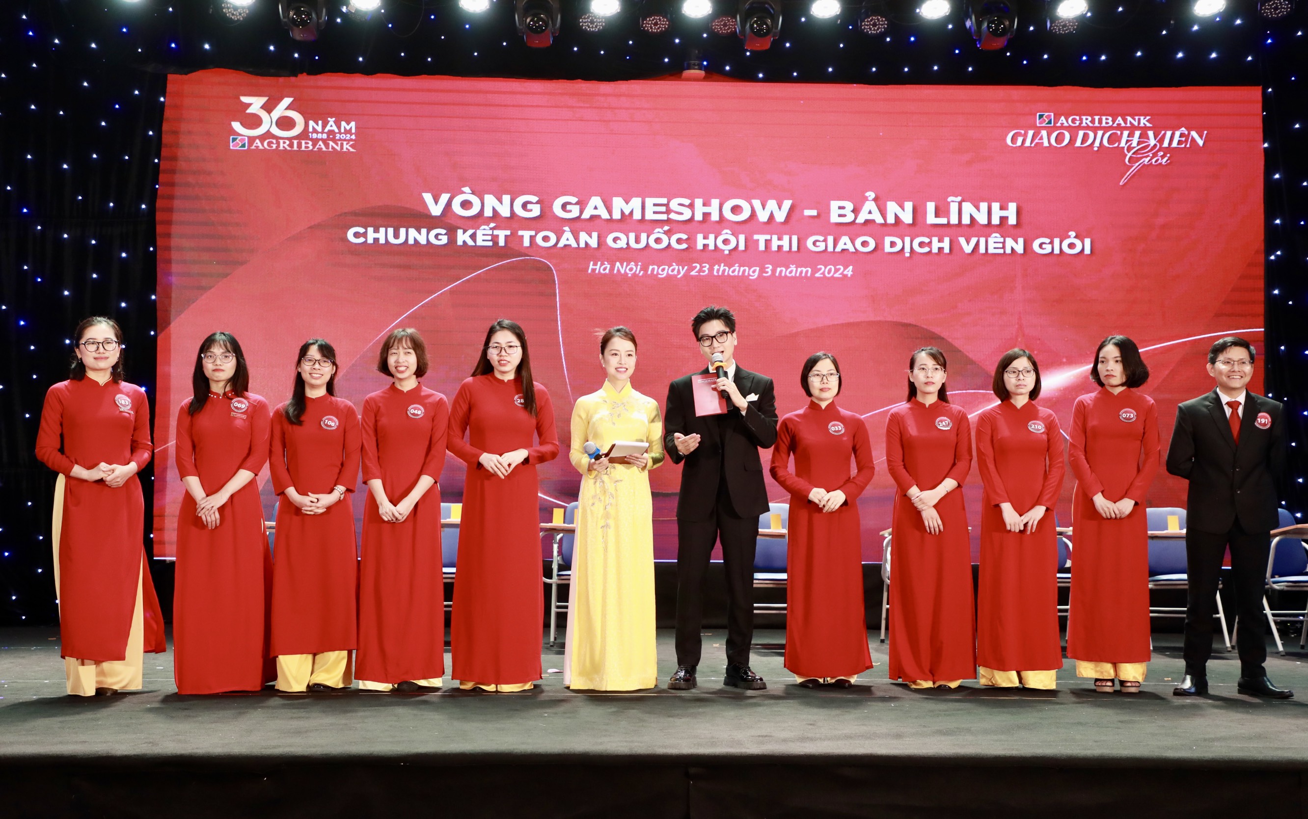 Top 10 thí sinh giao dịch viên xuất sắc tham dự phần thi "Hùng biện - Về đích"