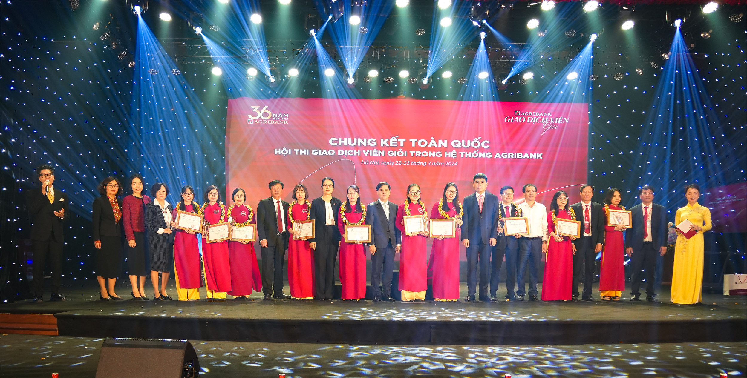 Ban tổ chức chụp ảnh lưu niệm cùng các thí sinh đoạt giải tại Hội thi
