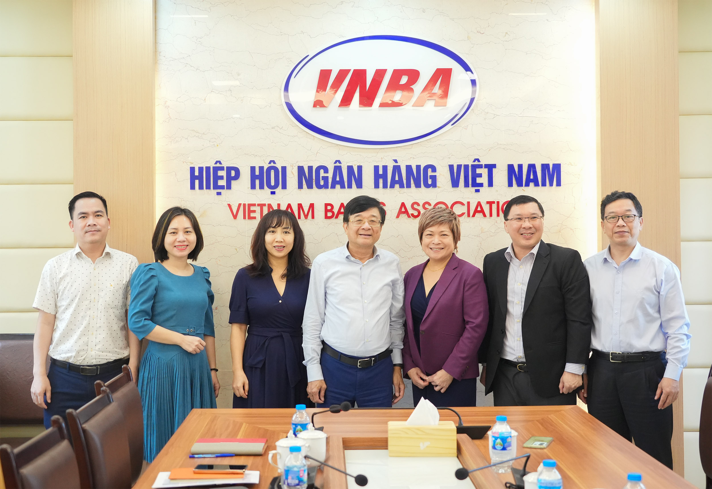 TS Nguyễn Quốc Hùng chụp ảnh cùng lãnh đạo Học viện Tuân Thủ Quốc Tế