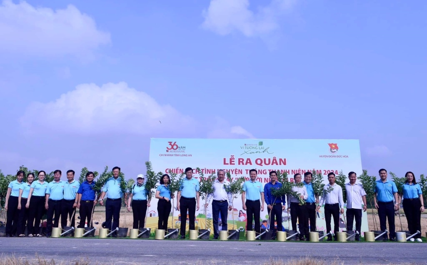 Agribank Long An ra quân trồng cây xanh và trao tặng nhà tình nghĩa