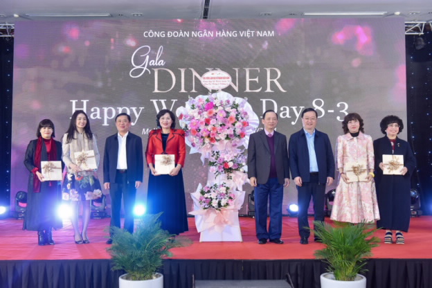 Lãnh đạo nữ ngành Ngân hàng học tập tấm gương Hồ Chí Minh trên quê hương Bác