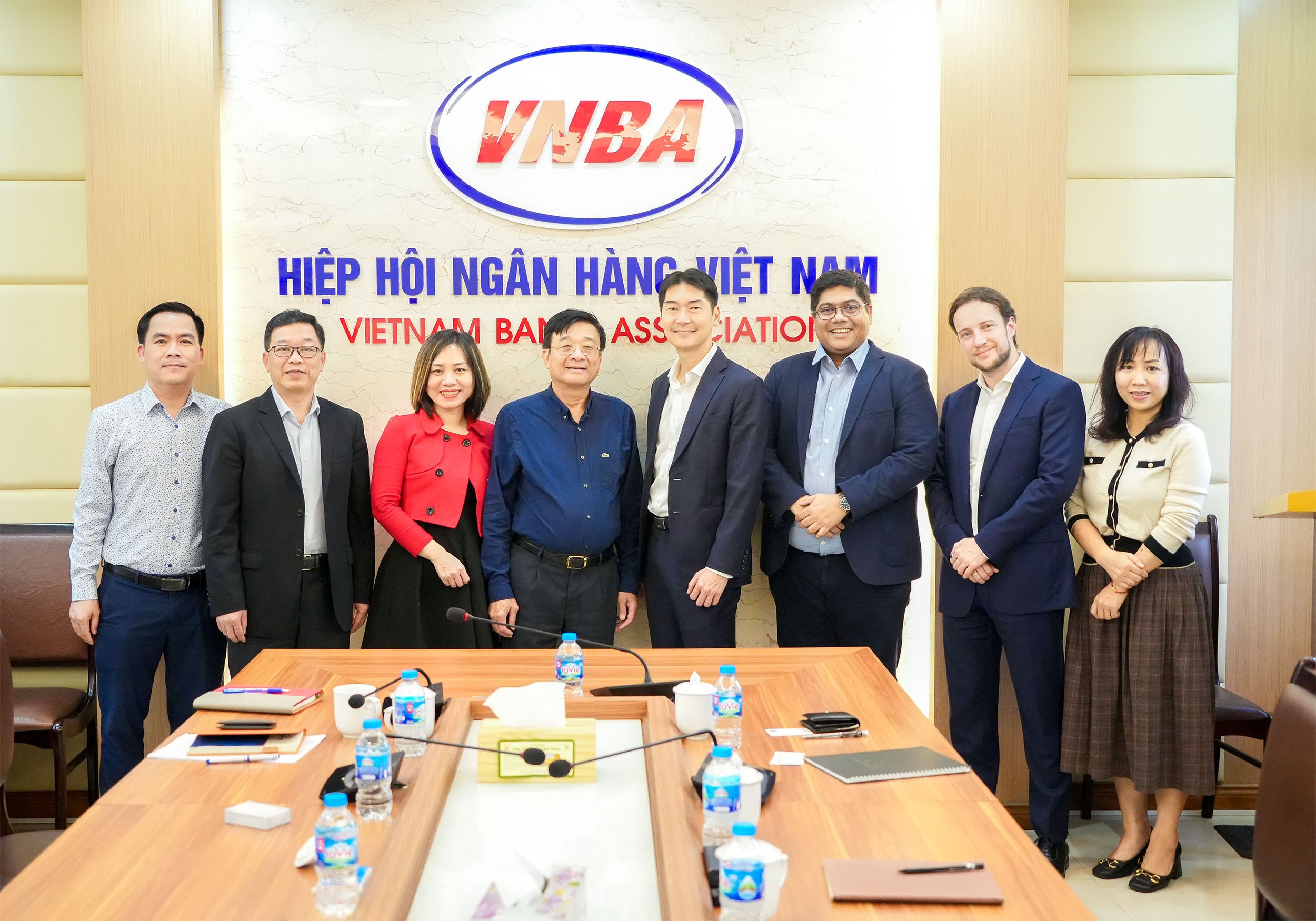 TS Nguyễn Quốc Hùng chụp ảnh cùng đoàn công tác Công ty Oliver Wyman