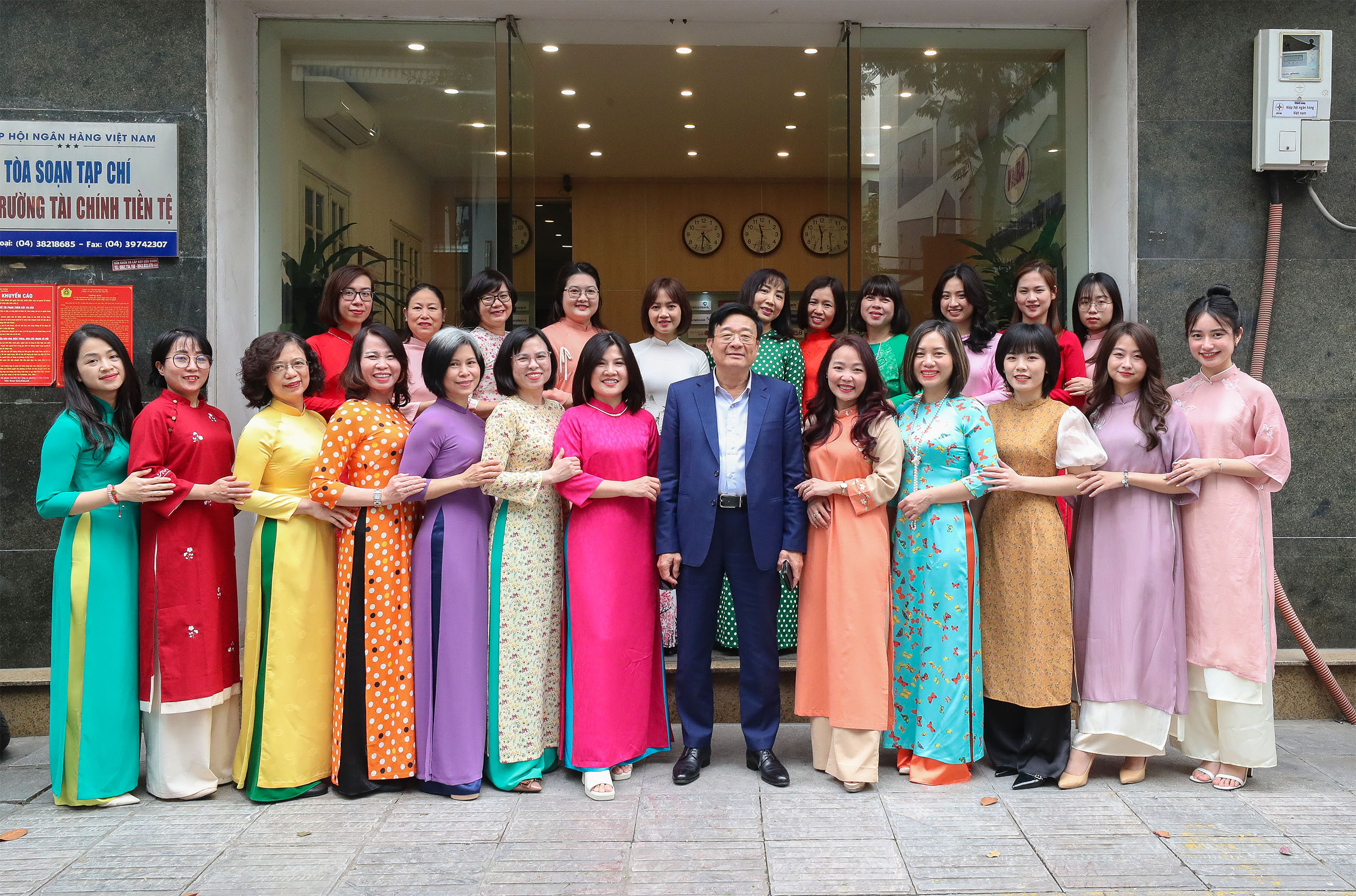 TS Nguyễn Quốc Hùng chụp ảnh cùng các nữ cán bộ Hiệp hội Ngân hàng Việt Nam nhân ngày 8/3