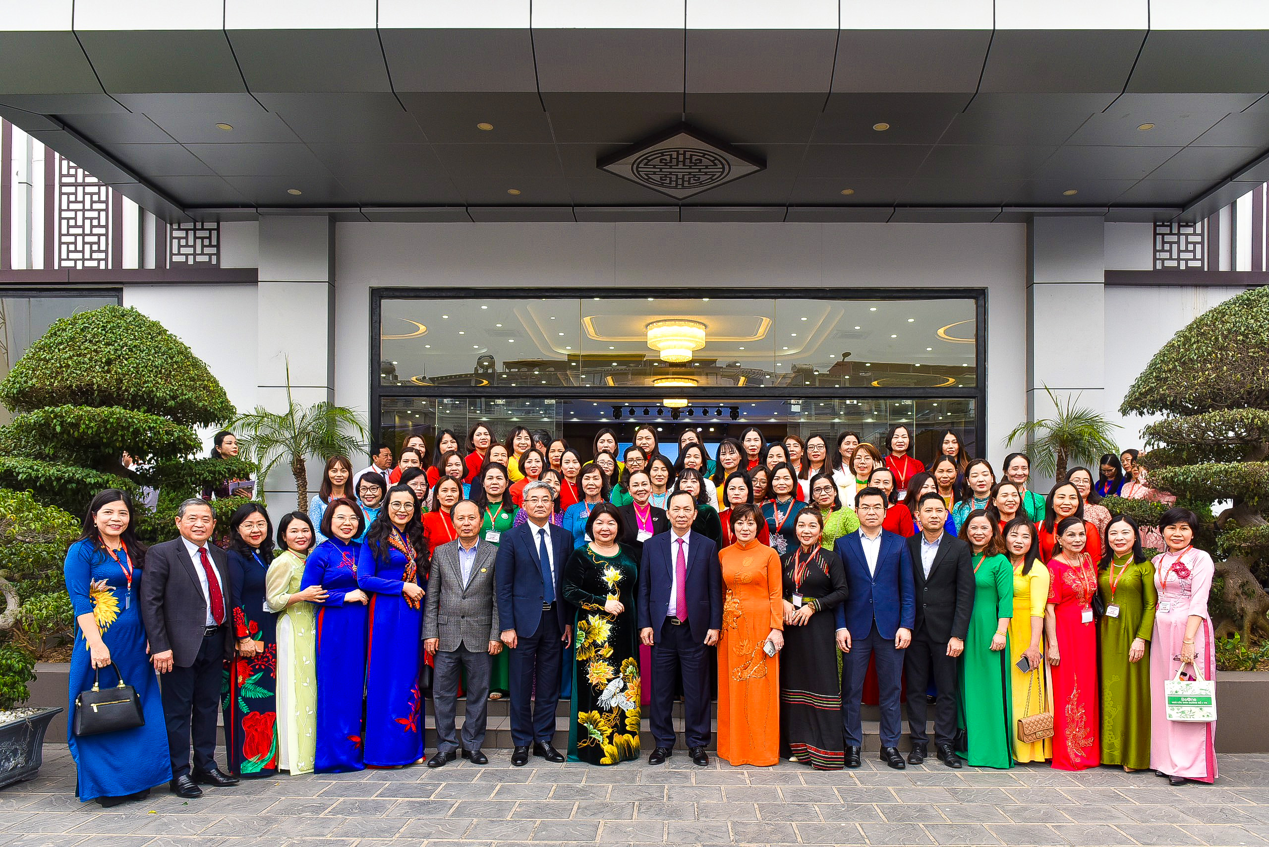 Phó Thống đốc Đào Minh Tú và Ban lãnh đạo Co-opBank chụp ảnh với đại biểu nữ nhân ngày 8/3