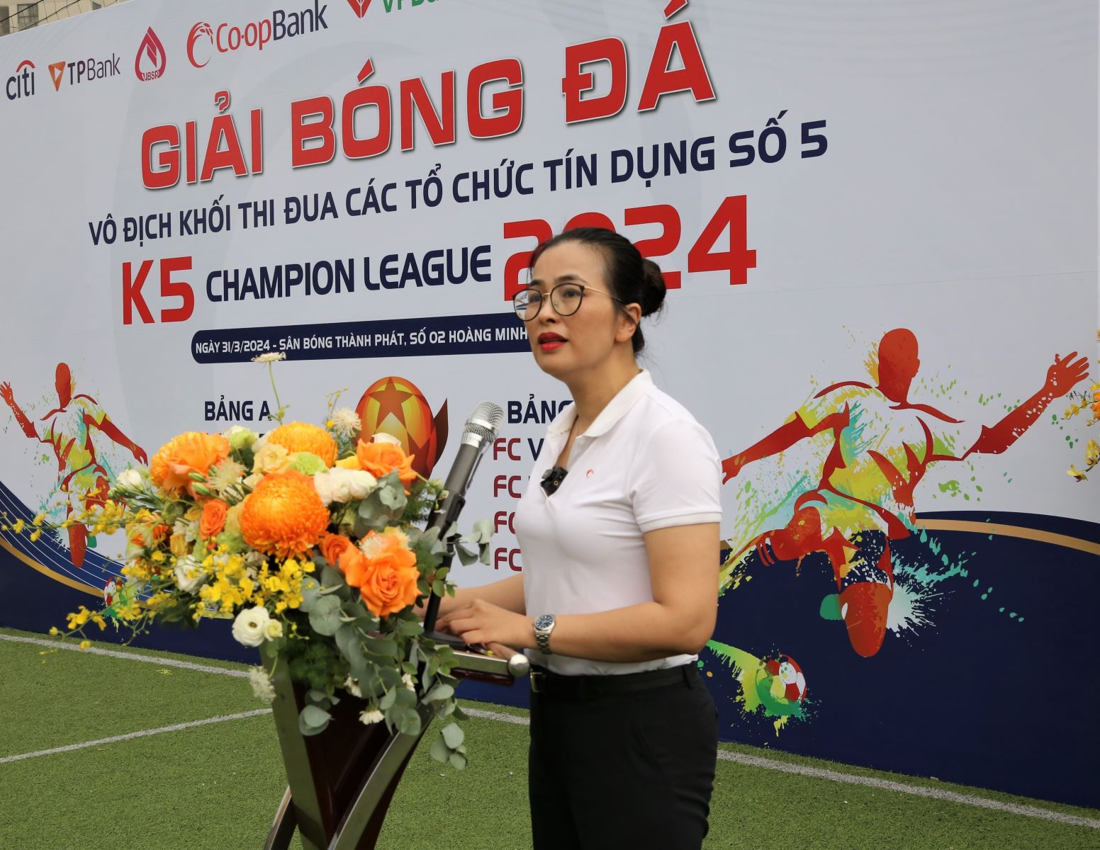 Đại diện cho Co-opBank - Khối Trưởng năm 2024, bà Vũ Thanh Hằng - Thành viên Hội đồng quản trị chuyên trách, Trưởng Ban Tổ chức phát  biểu khai mạc giải bóng đá vô địch Khối 5 năm 2024 