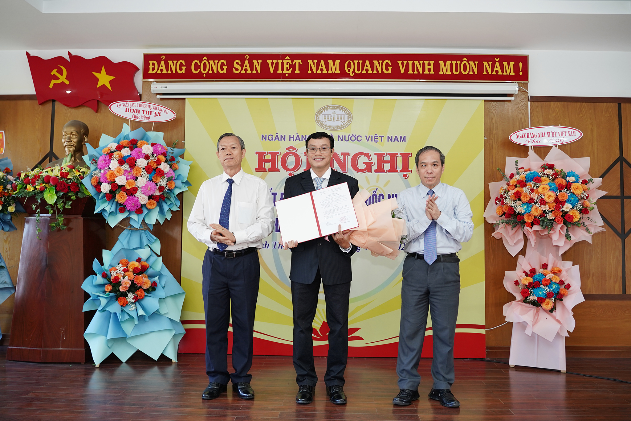 Phó Thống đốc NHNN Đoàn Thái Sơn trao Quyết định bổ nhiệm; Phó Chủ tịch Thường trực UBND tỉnh Phan Văn Đăng tặng hoa chúc mừng Tân Giám đốc NHNN Chi nhánh tỉnh Bình Thuận Phan Thanh Én