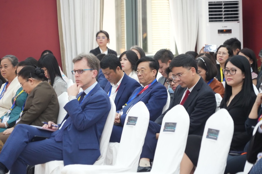 Secretary General Nguyen Quoc Hung and other VNBA delegates at the Seminar