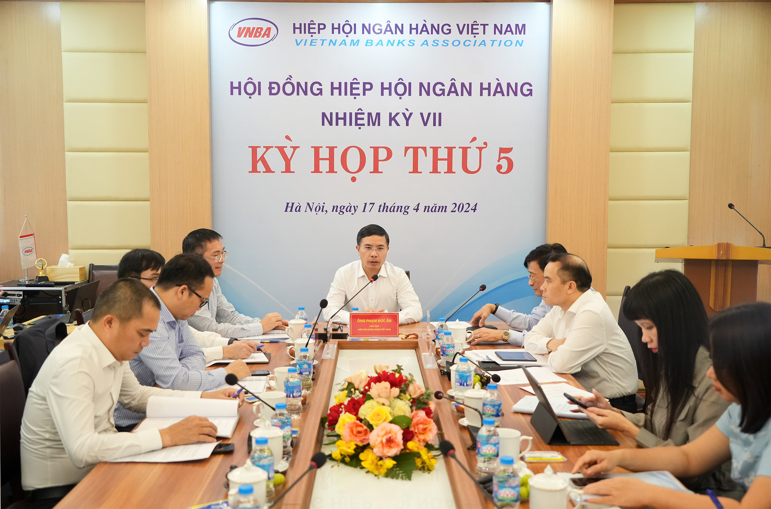 Quang cảnh buổi họp