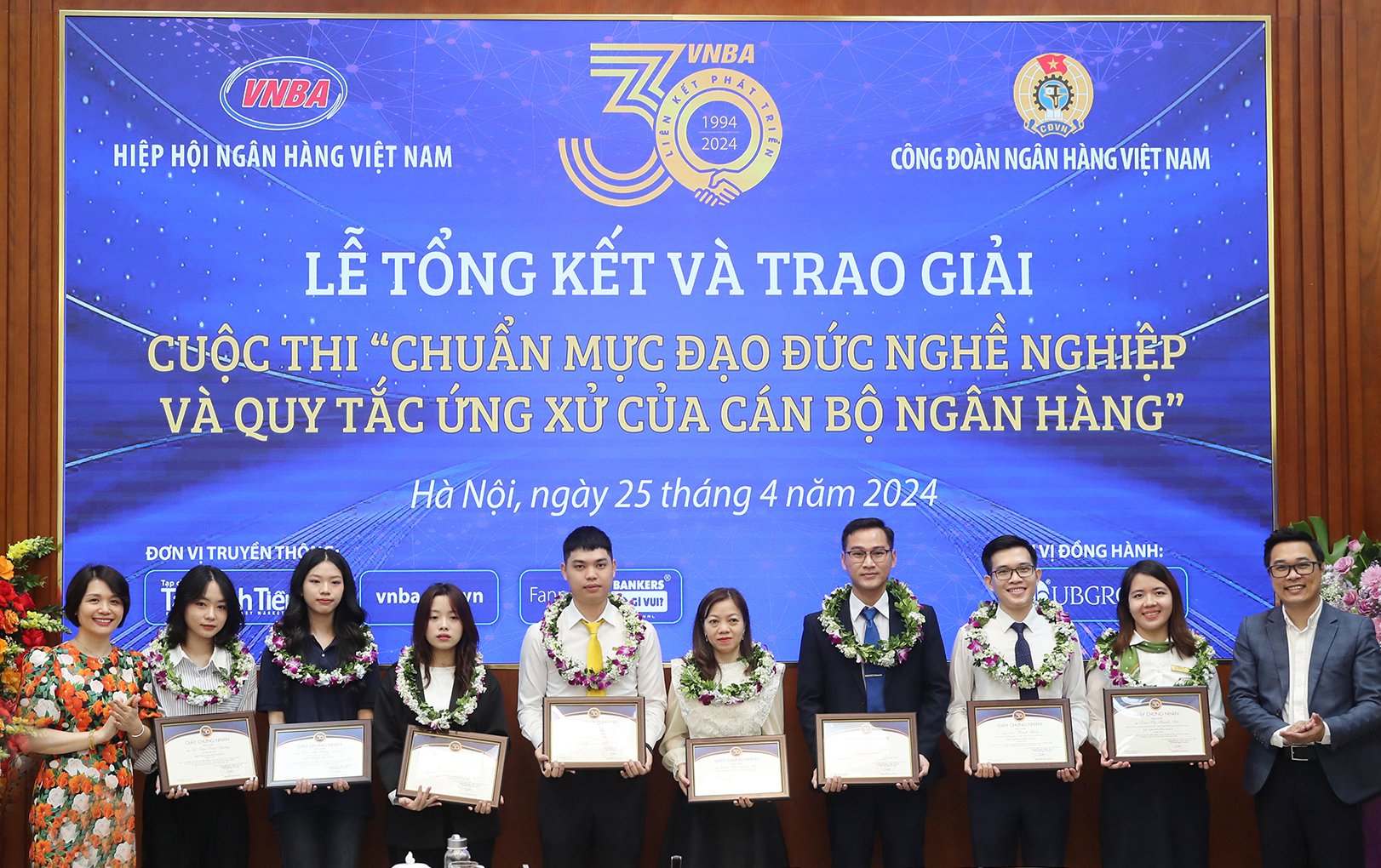 Bà Lê Thị Quyên và ông Vũ Việt Hưng trao giải thưởng cho các thí sinh đạt giải Khuyến khích chung cuộc. Khối Ngân hàng: Trần Thị Thanh Nhã (Vietcombank); Chu Thanh Bình (Sacombank); Phạm Quốc Thạnh (DongA Bank); Trần Thị Quỳnh Mai (Co-opBank); Nguyễn Cơ Chí Công (Nam A Bank). Khối sinh viên: Trần Thị Mai Linh (Trường Đại học Kinh Tế - Kỹ thuật Công nghiệp); Trần Thị Hồng Nhung (Trường Đại học Kinh tế Quốc dân); Đỗ Kim Trúc Dương (Học viện Ngân hàng);
