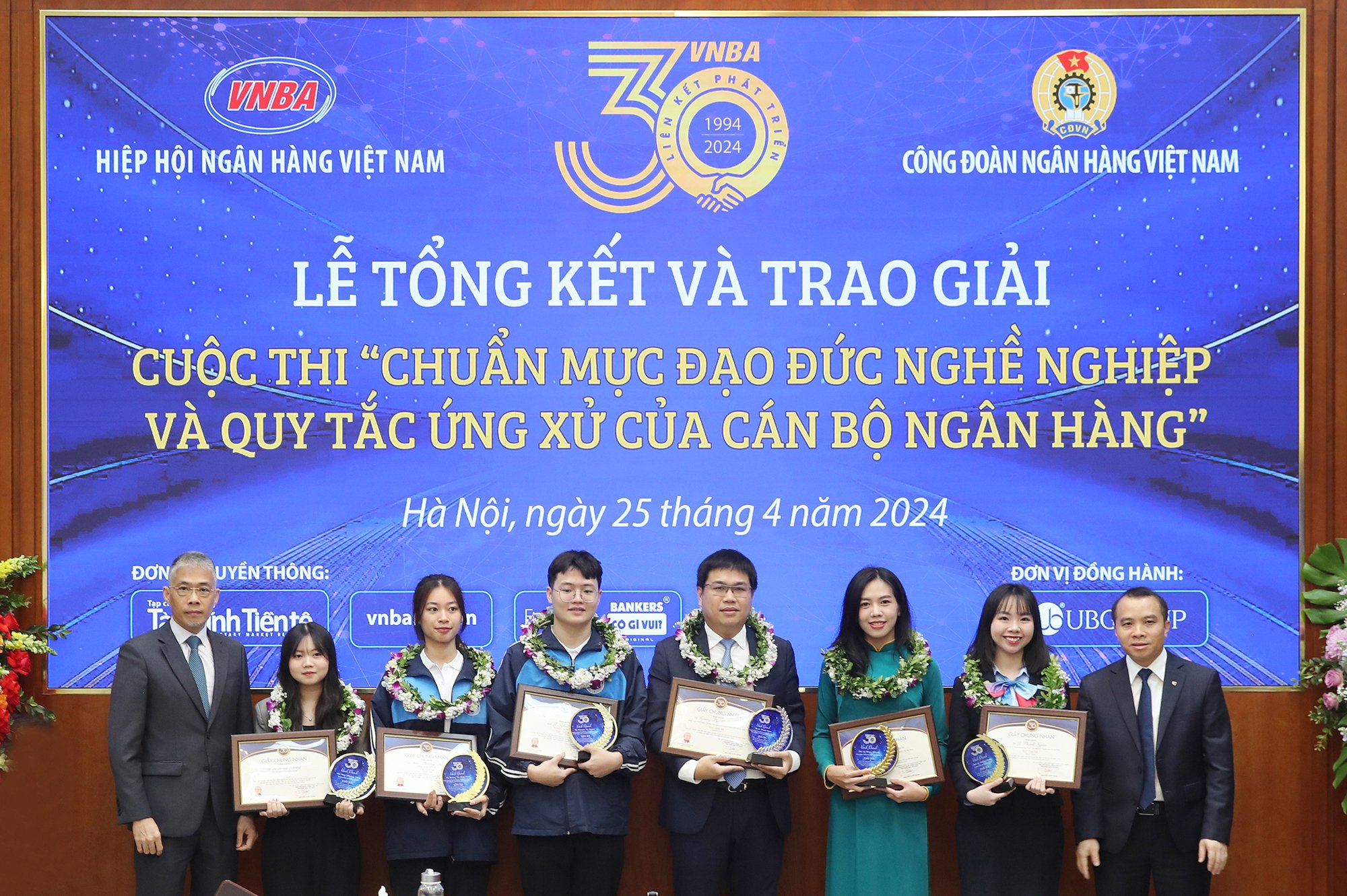 Ông Đỗ Việt Hùng và ông Nguyễn Hồng Quân trao giải thưởng cho các thí sinh đạt giải Ba chung cuộc. Khối Ngân hàng: Lê Thanh Ngân (Vietinbank); Nguyễn Kỳ Duyên (BIDV); Hoàng Thị Minh Châu (Vietcombank). Khối sinh viên: Đàm Phương Dung (Trường Đại học Mở Hà Nội); Lê Nghĩa Dũng (Trường Đại học Mở Hà Nội); Lê Hồng Nhung (Học viện Báo chí và Tuyên truyền).